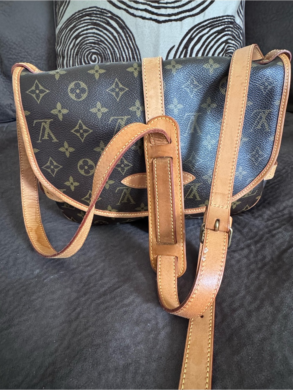 Authentic Louis Vuitton Saumur 30 Crossbody - Picture 3 of 16